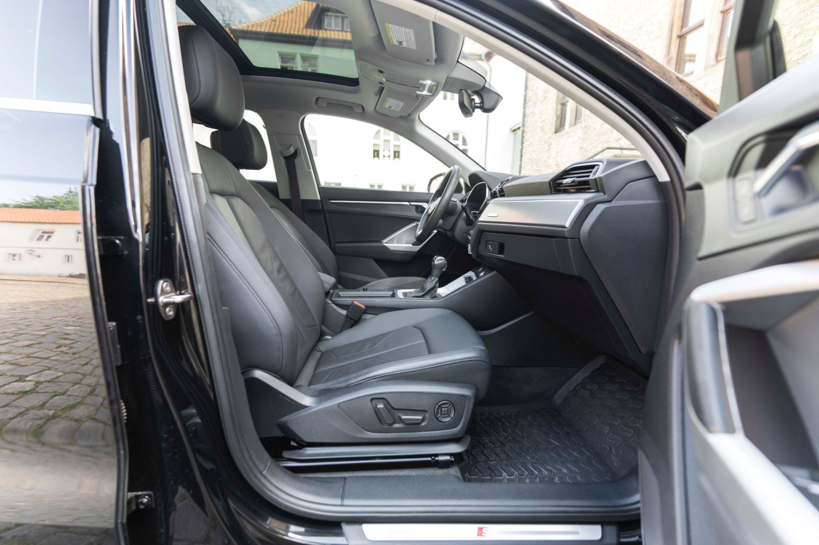 Fahrzeugabbildung Audi Q3 Quattro S-Line KAM NAV TOTW SPUR LED CARPLAY