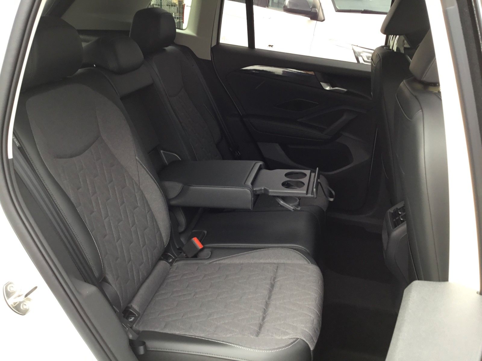 Fahrzeugabbildung Volkswagen Tiguan 1.5 eTSI DSG Life+AHK+LEDPlus+18"+Navi