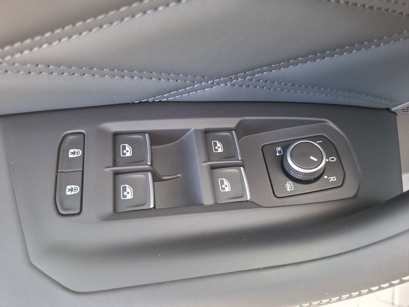 Fahrzeugabbildung Volkswagen Touareg 3.0TDI 4M R-Line VOLL Black 22" UPE 114T