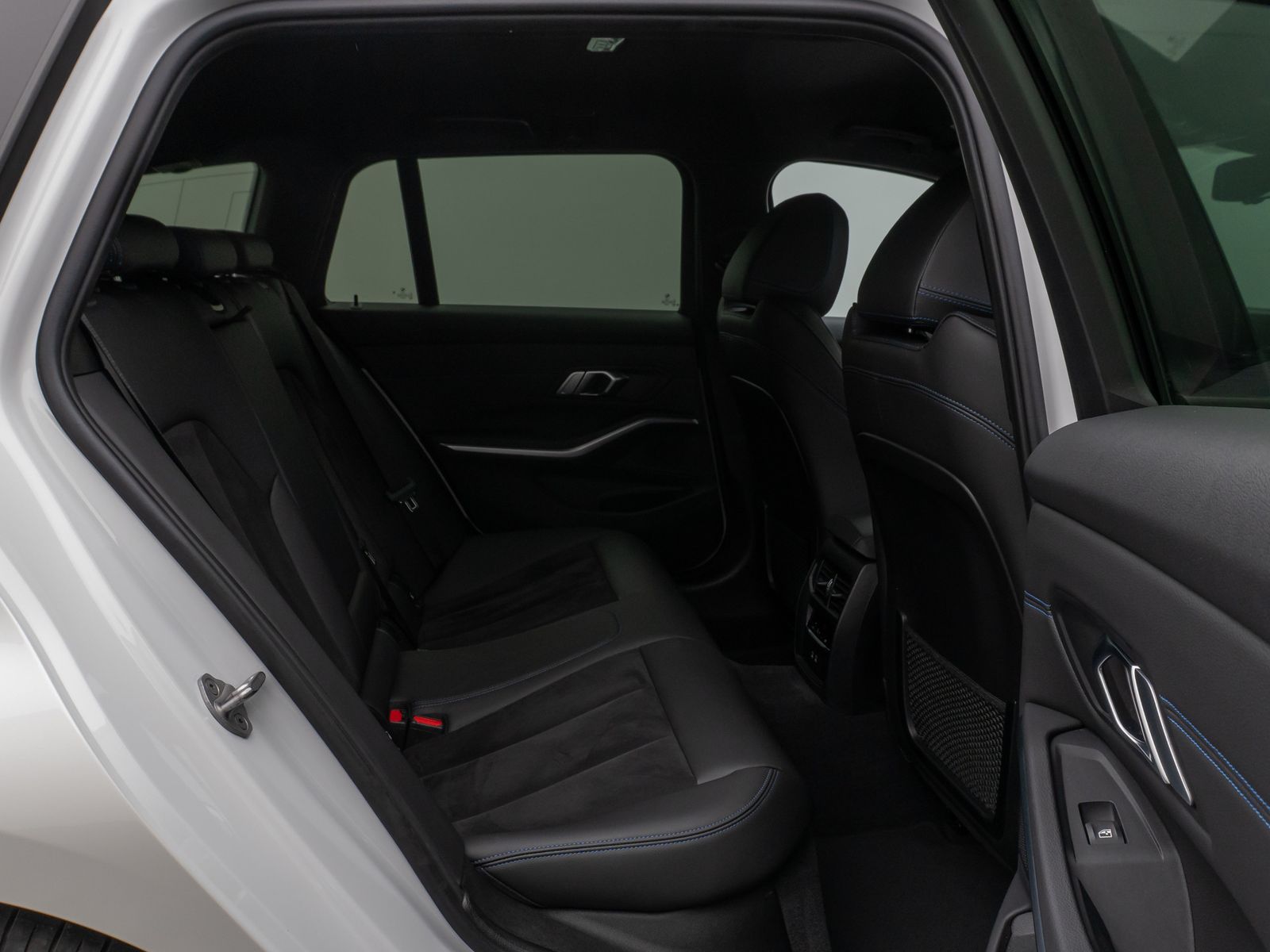 Fahrzeugabbildung BMW 330e M Sport Kamera DAB HUD Alarm Parkassistent