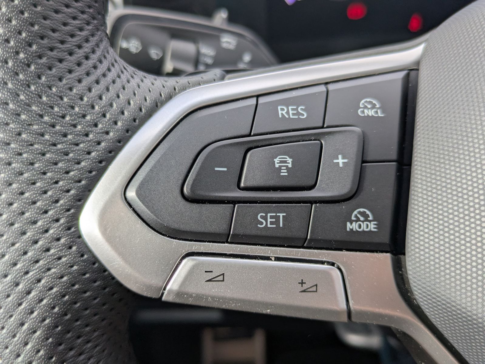 Fahrzeugabbildung Volkswagen Tiguan 2.0 TDI 4M R-Line PANO*H&K*AHK*MATRIX*20"