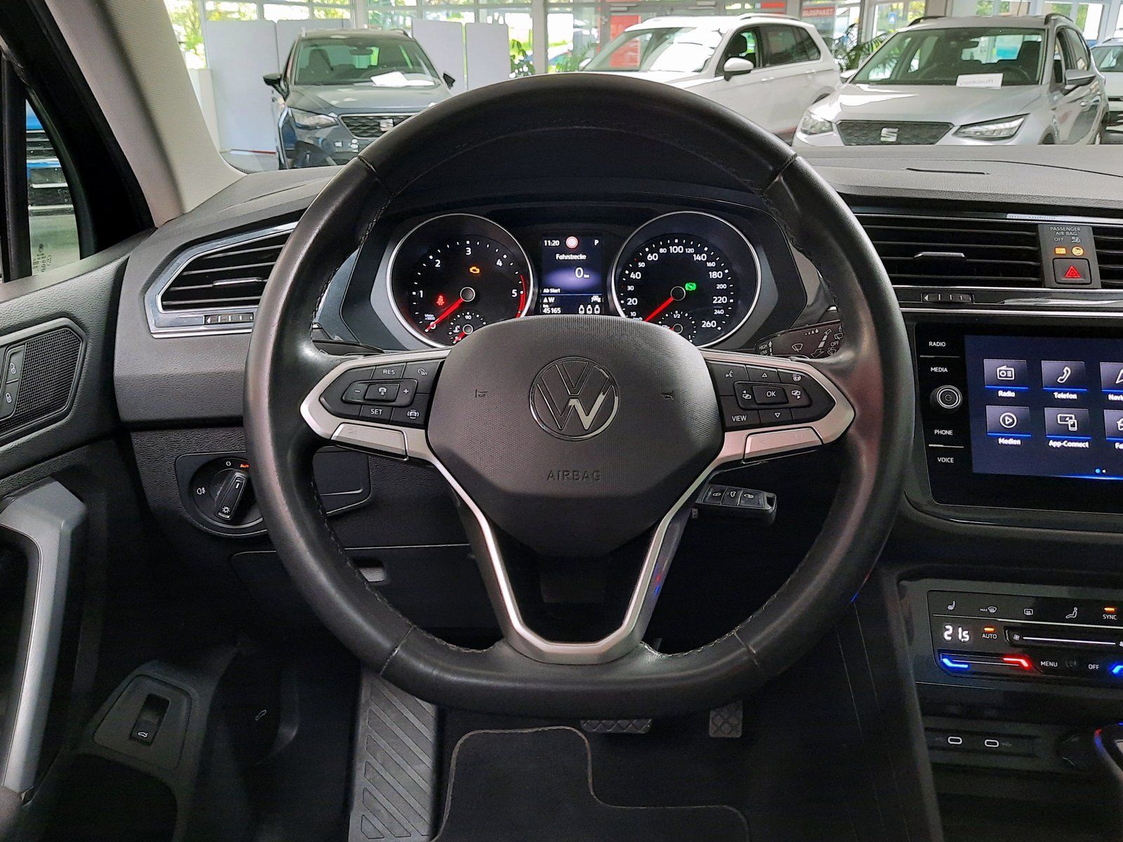 Fahrzeugabbildung Volkswagen Tiguan Life TDI DSG 4M *Pano*AHK*Navi*Cam*LED*
