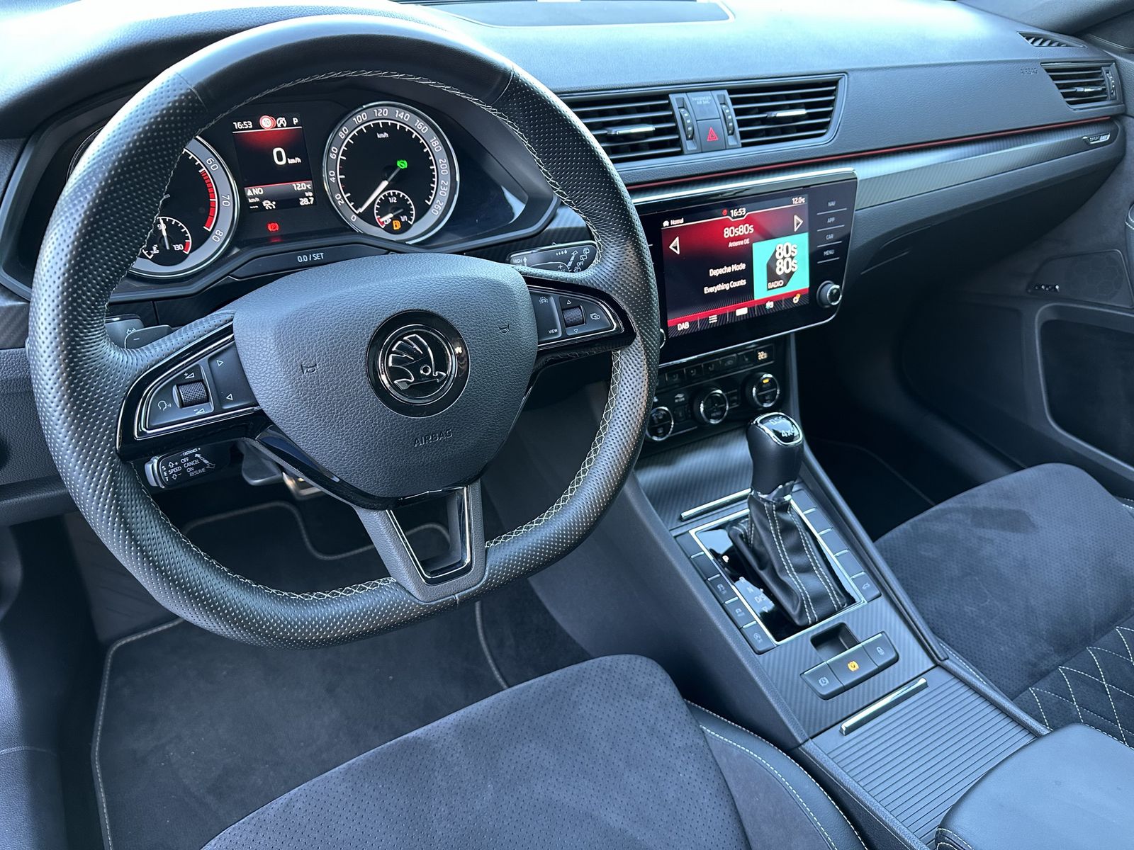 Fahrzeugabbildung SKODA Superb Combi 2.0 TSI Sportline 4x4 NAV+LED+AHK