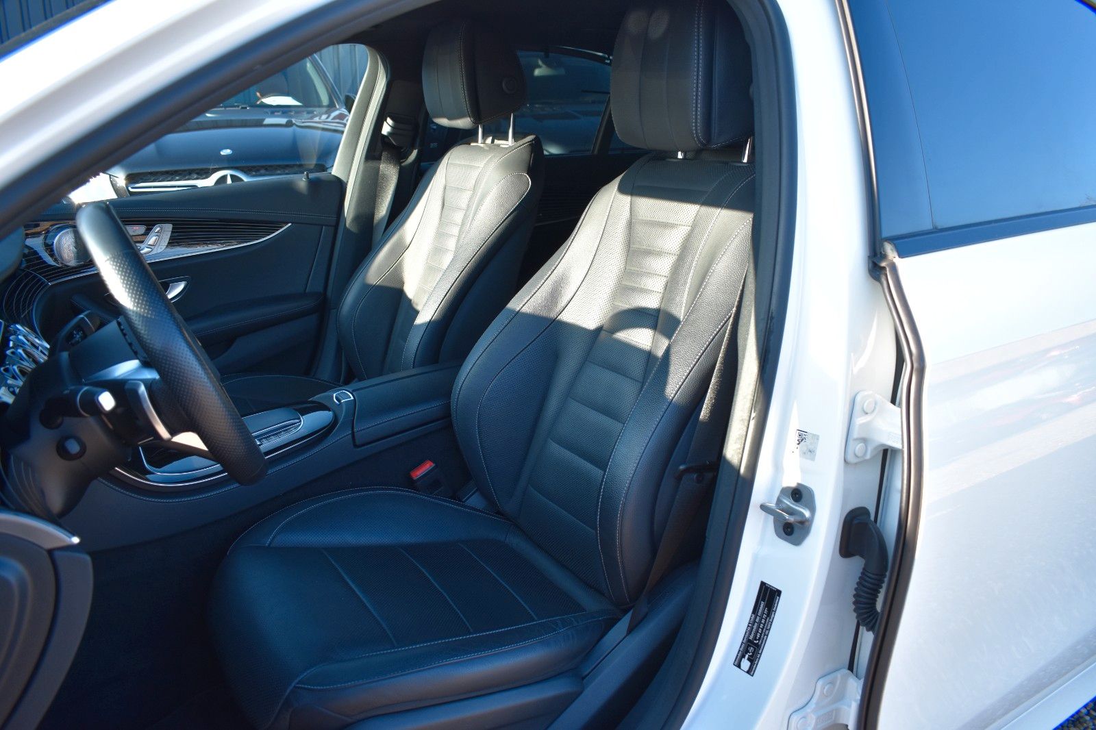 Fahrzeugabbildung Mercedes-Benz E 400d  Lim. 4Matic designo Multibeam AMG Line