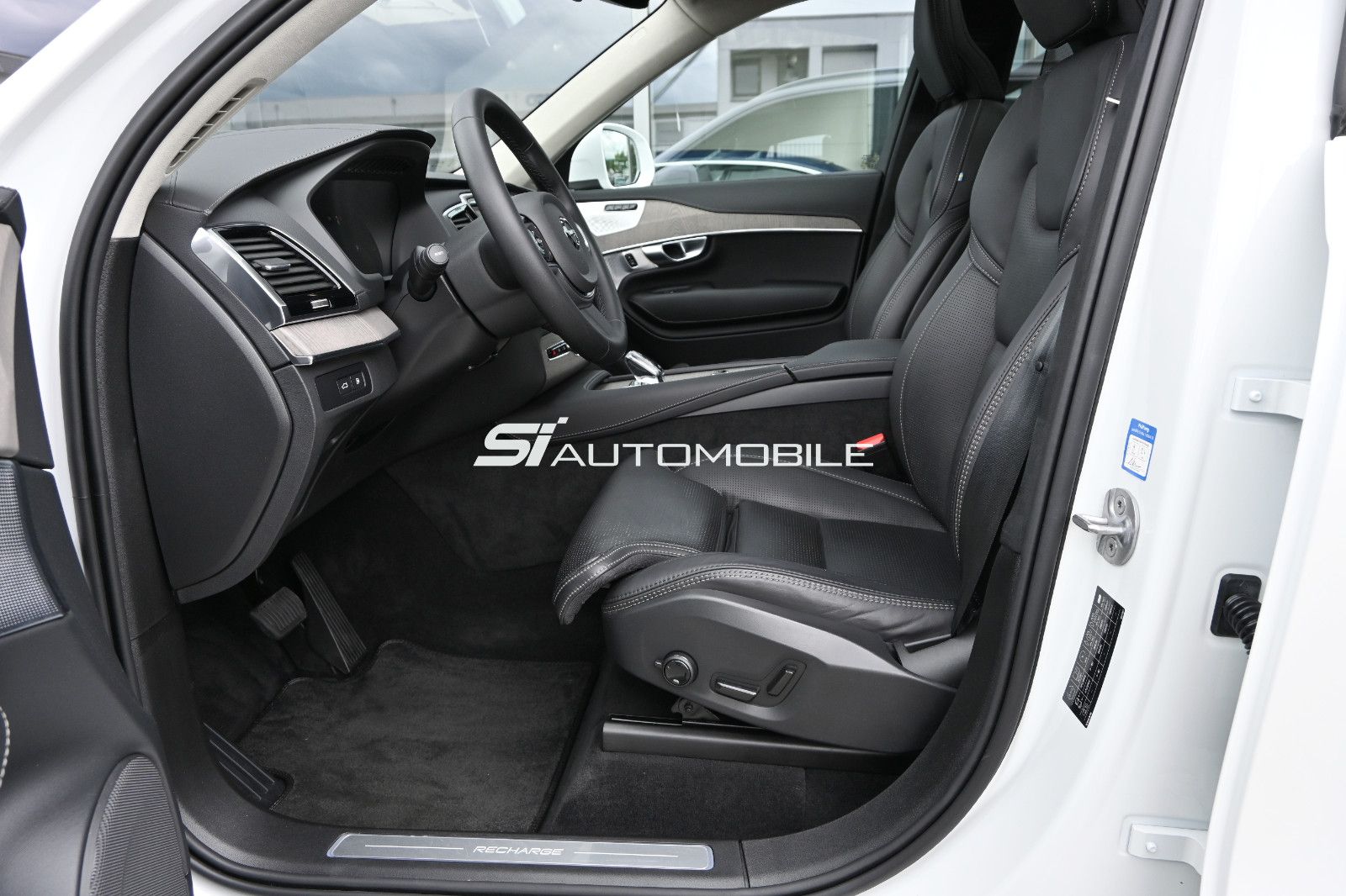 Fahrzeugabbildung Volvo XC90 T8 AWD Re Ultimate Bright °B&W°FOUR-C°VOLL!