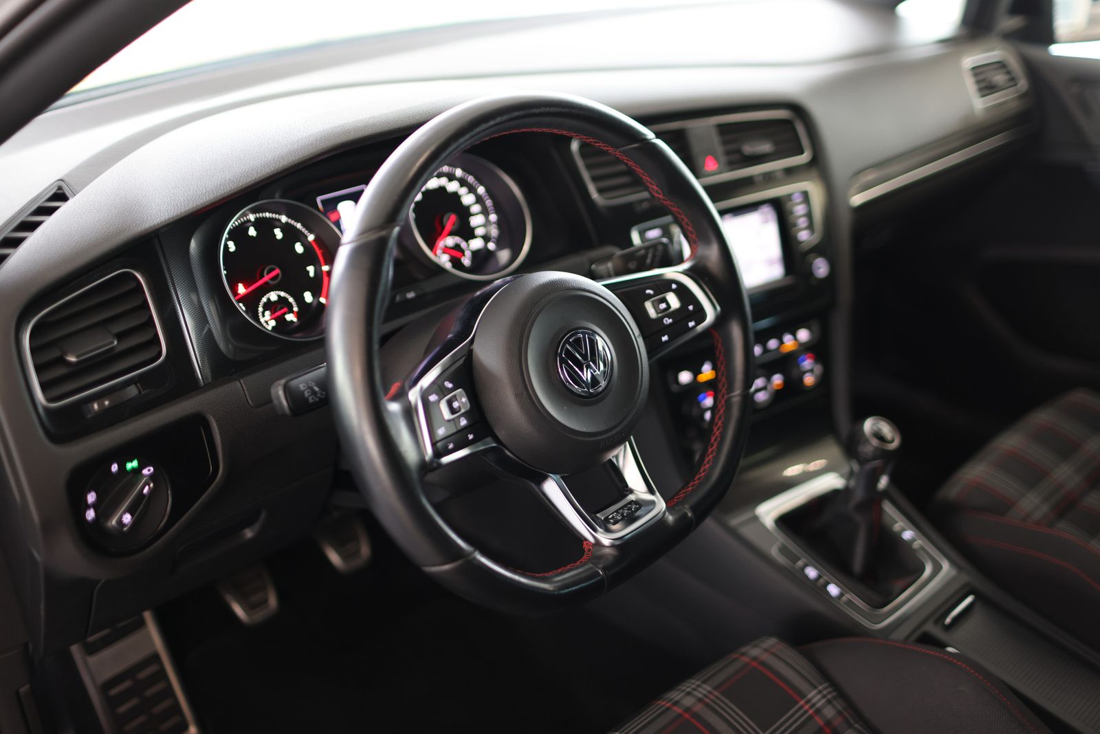 Volkswagen Golf VII 2,0 GTI BMT SCHALTER / 2. BESITZ foto 10