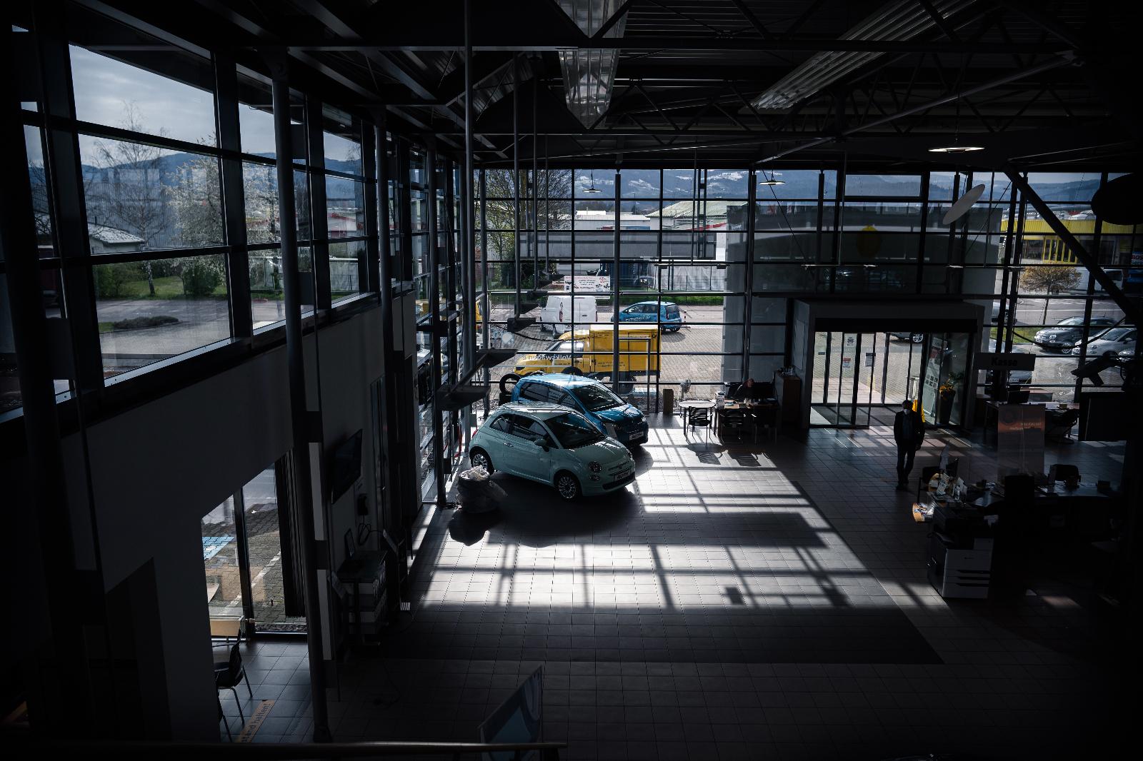 showroom-image-top