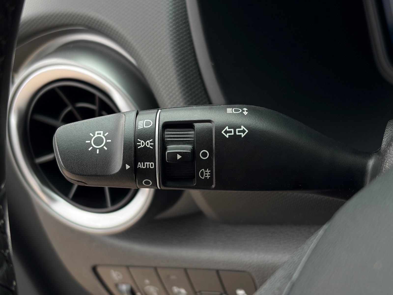 Fahrzeugabbildung Hyundai KONA E Select SHZ LHZ ACC PDC LFA LKA CAM CarPl.