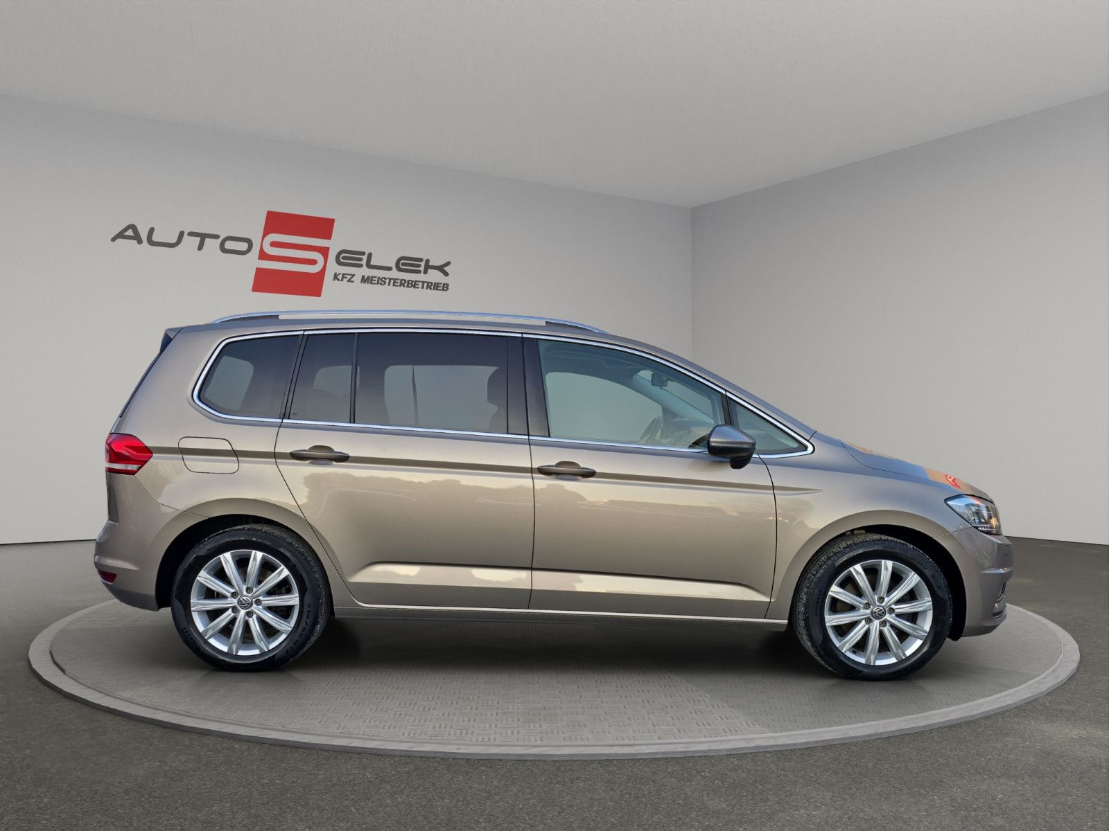 Fahrzeugabbildung Volkswagen Touran Highline+NAVI+LEDER+LED+AHK+TEMPOMAT+DSG