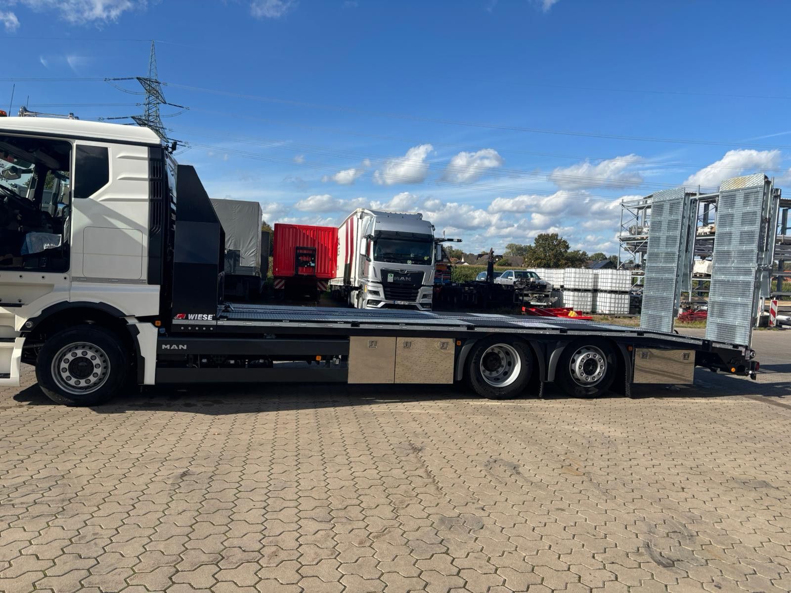 Fahrzeugabbildung MAN Baumaschinen-  Arbeitsbühnentransporter Rampen