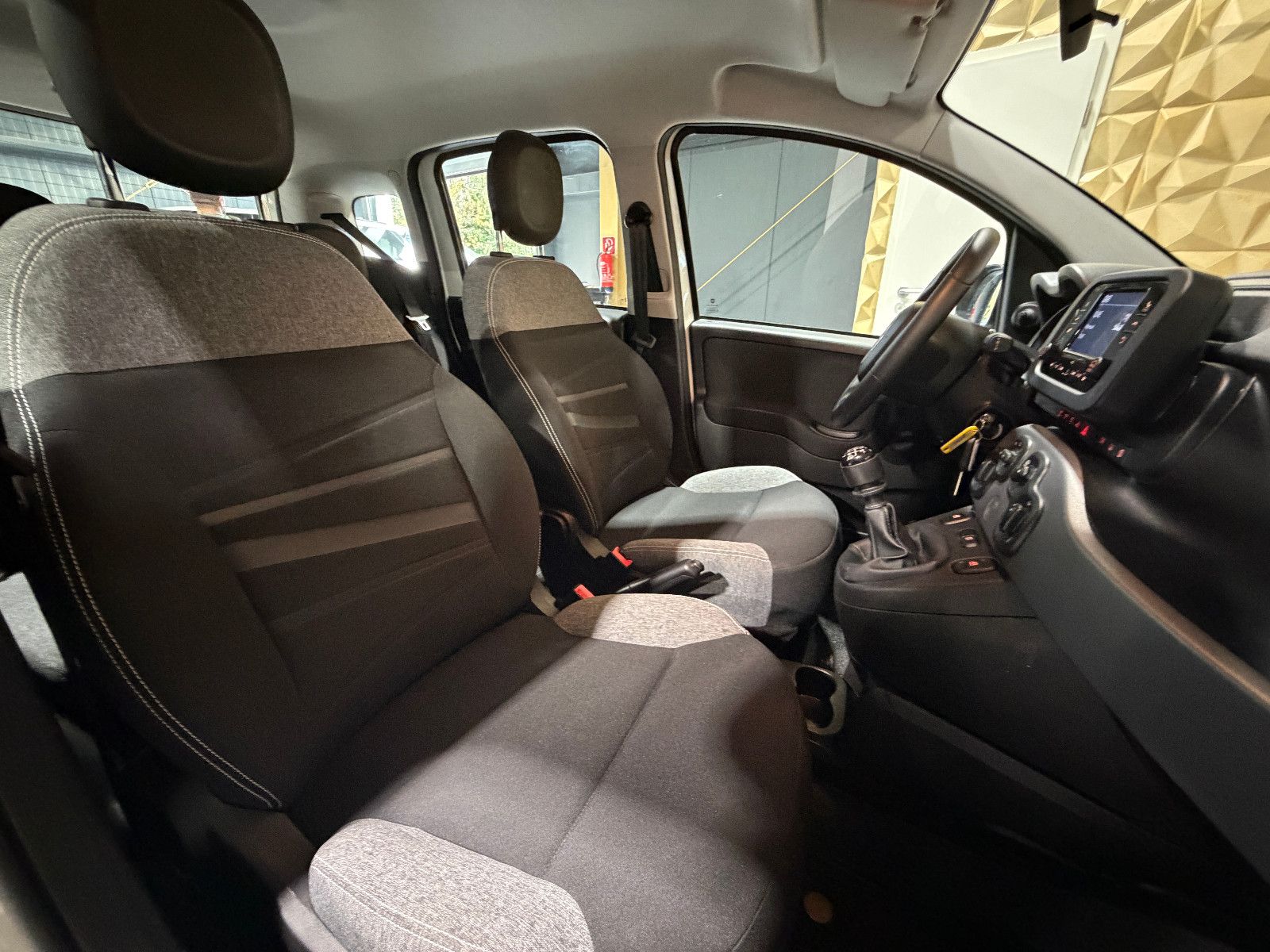 Fahrzeugabbildung Fiat Panda /KLIMA/4-TÜRER/DAB/ALLWETTER/1-HAND