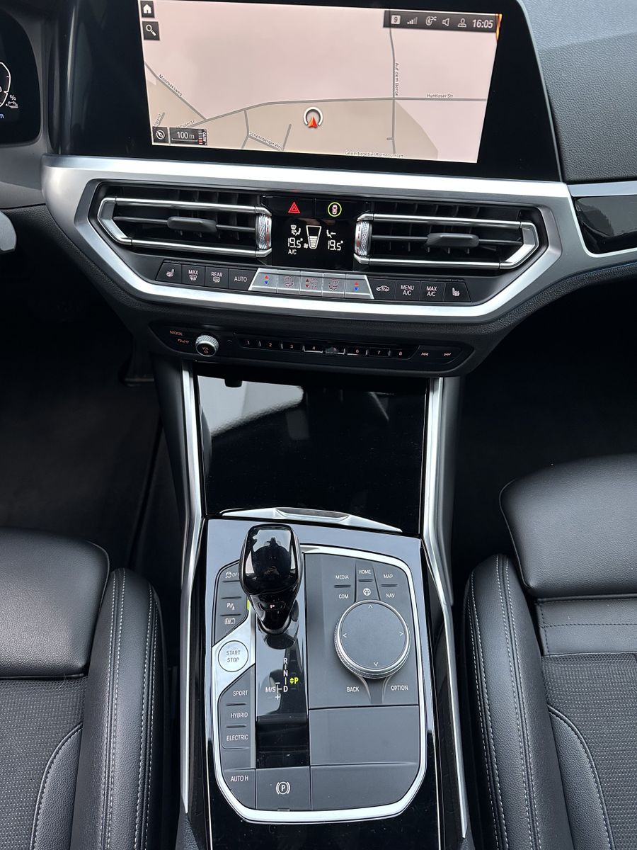 Fahrzeugabbildung BMW 330e Touring Sport-Line NAV+LED+18ZO+ALARM+SHZ
