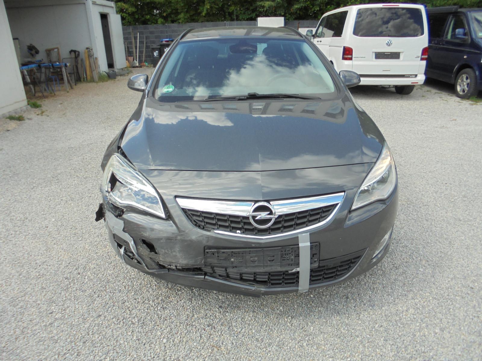 Opel Astra 2012 — rear view
