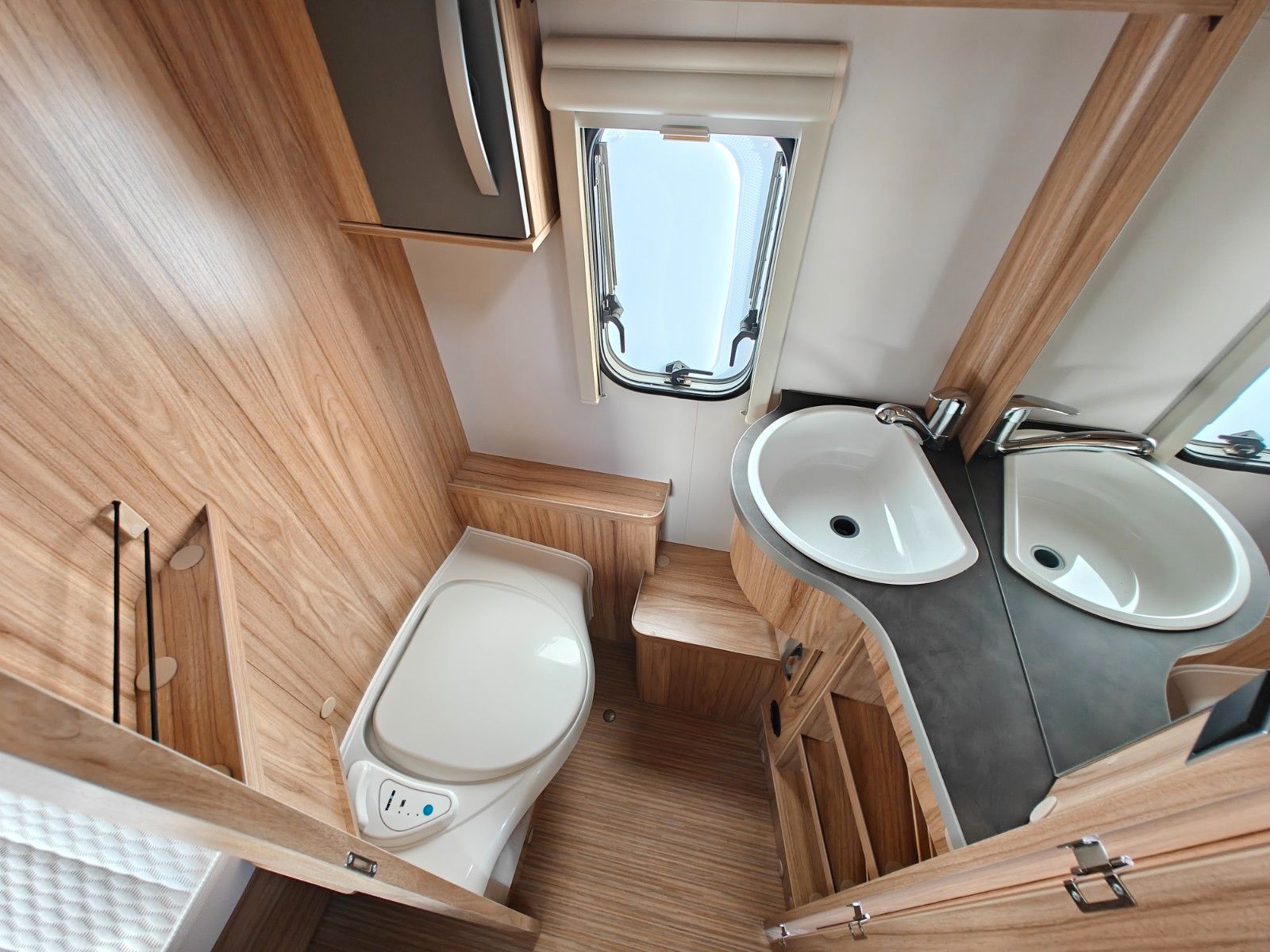 Fahrzeugabbildung HYMER / ERIBA / HYMERCAR Feeling 425 Schlafdach - SPRING SALE -