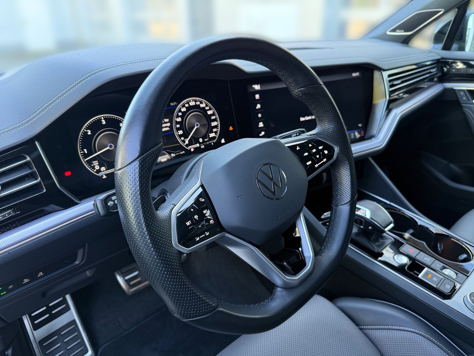 Volkswagen Touareg 3.0 TDI V6 4M R-LINE BLACK AHK DYNAUDIO foto 10