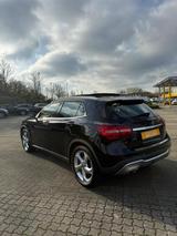 Mercedes-Benz GLA 180 Urban Pano SHD LED Navi PDC Park-Ass. - Mercedes-Benz GLA 180