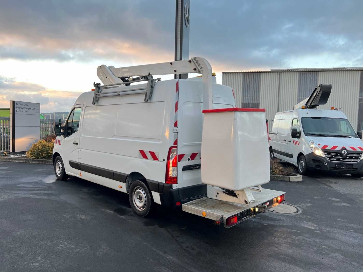 Fahrzeugabbildung Renault Master 2.3 dCi / France Elevateur 121FT, 12m