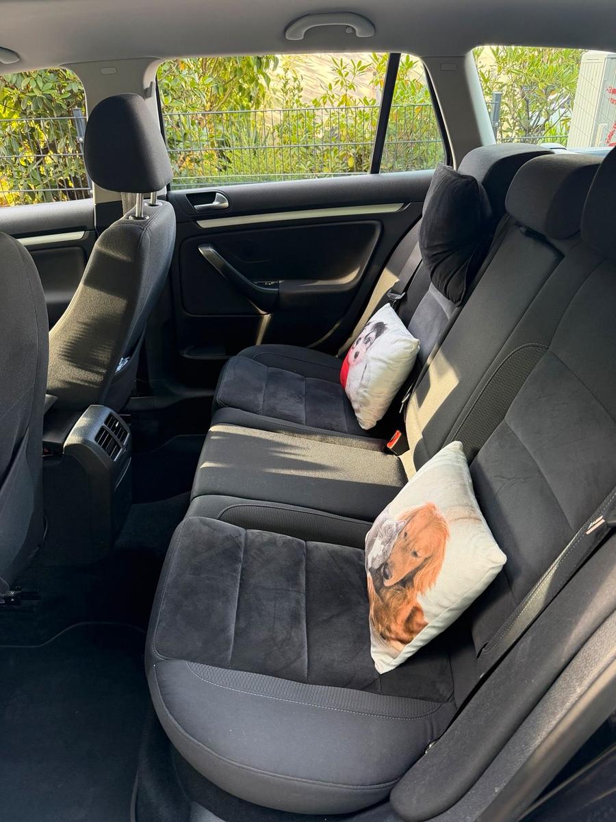 Volkswagen Golf 2010 — interior