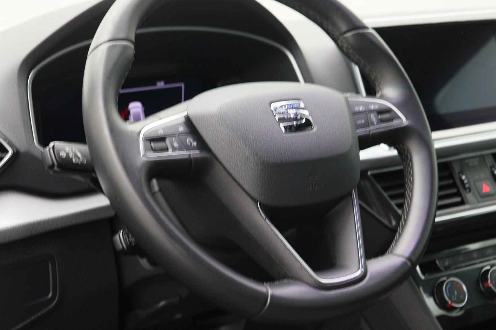 Fahrzeugabbildung SEAT Tarraco 4Drive ACC AHK Navi Kamera7Sitze