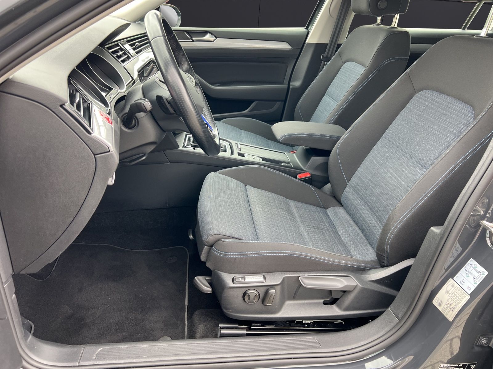 Fahrzeugabbildung Volkswagen Passat Variant GTE 1.4 TSI DSG LED Navi ACC SHZ