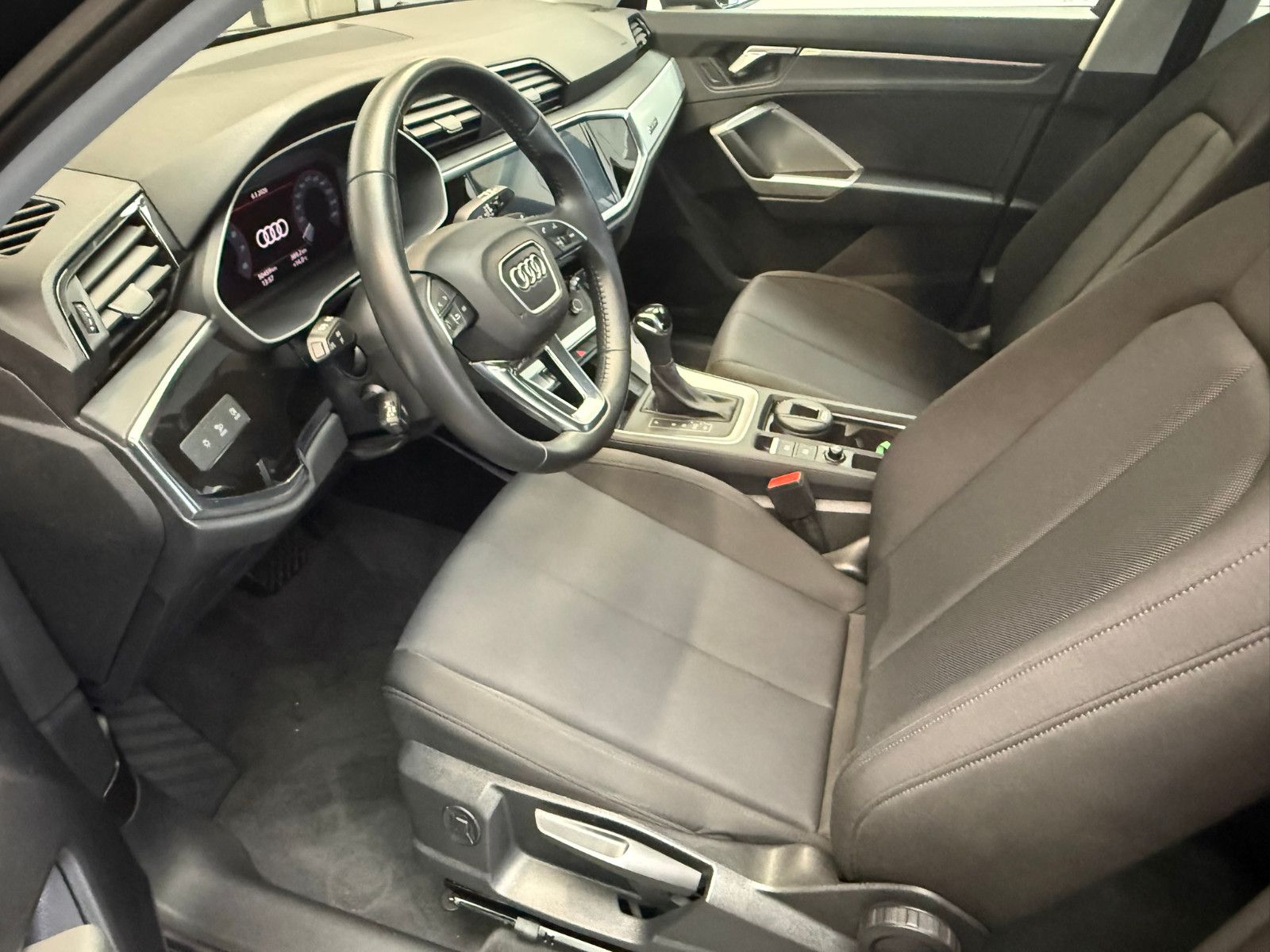 Fahrzeugabbildung Audi Q3 40 TFSI quattro advanced NAVI KLIMAAUTO PDC