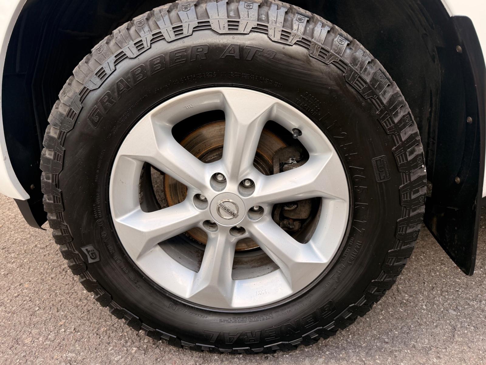 NISSAN NAVARA 2.5 dCi 190ch 4x4 - DOUBLE CAB - ATTELAGE - CLIM BIZONE - SIÈGES CHAUFFANTS