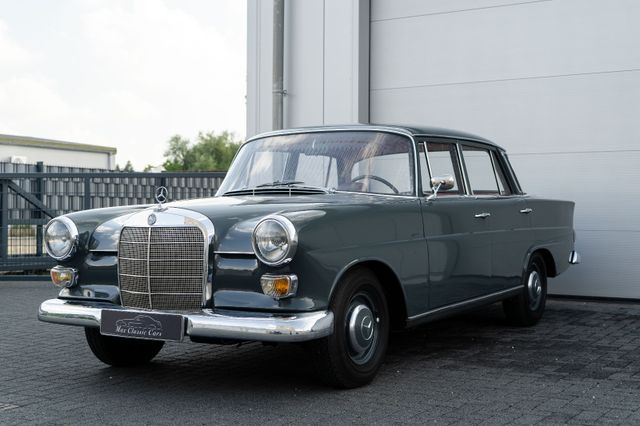 Mercedes-Benz 200 W 110 Heckflosse Aus Sammlerhand