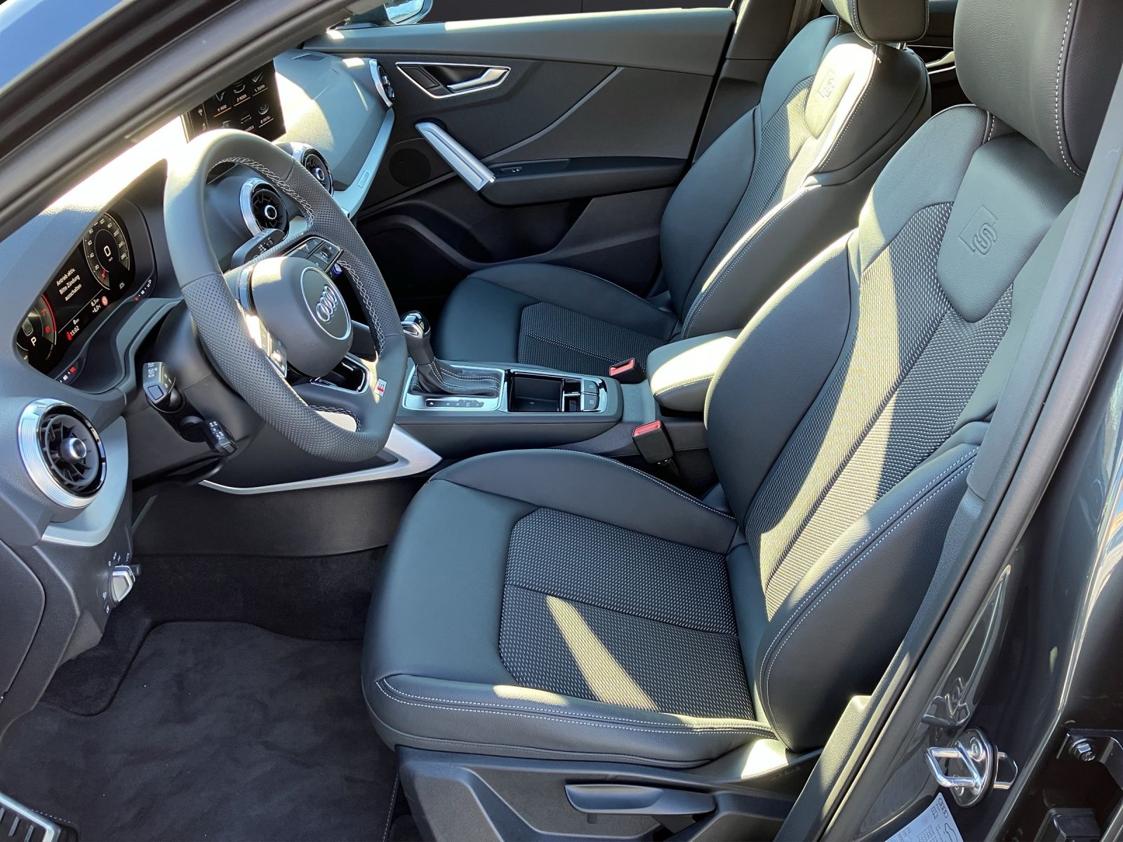 Fahrzeugabbildung Audi Q2 35 TFSI advanced S-tronic Matrix AHK AVC GRA