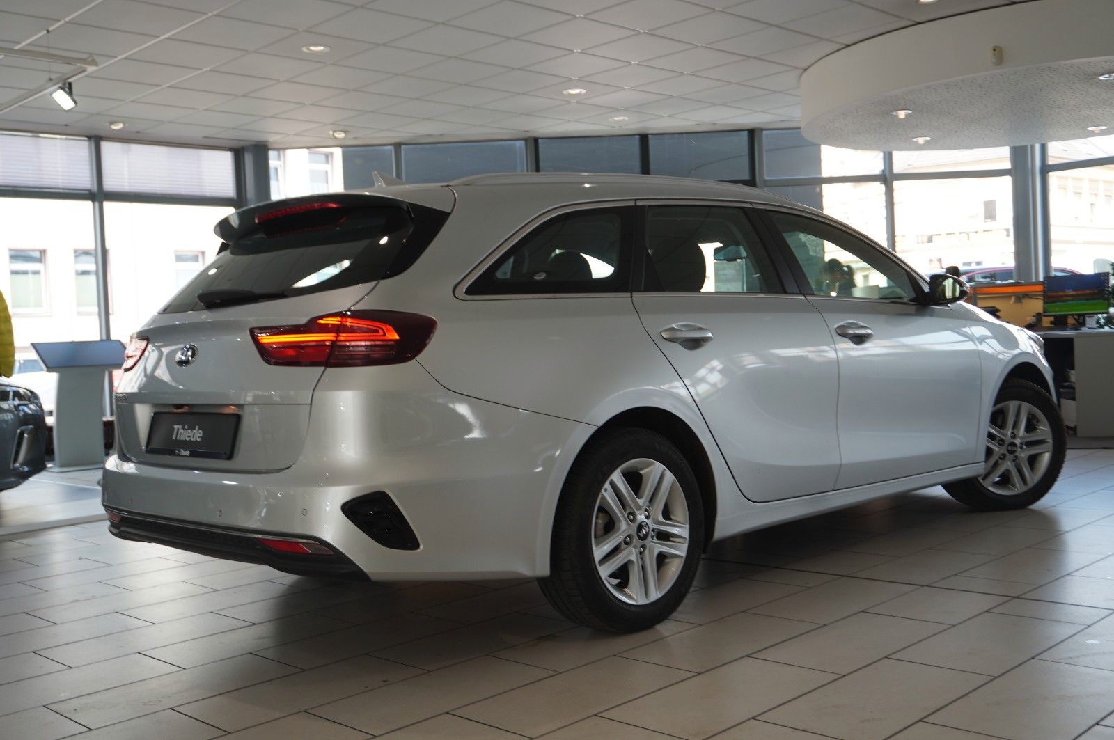 Fahrzeugabbildung Kia cee'd SW 1.6 CRDI 7-DCT DYNAMIC NAVI/LED/KAMERA