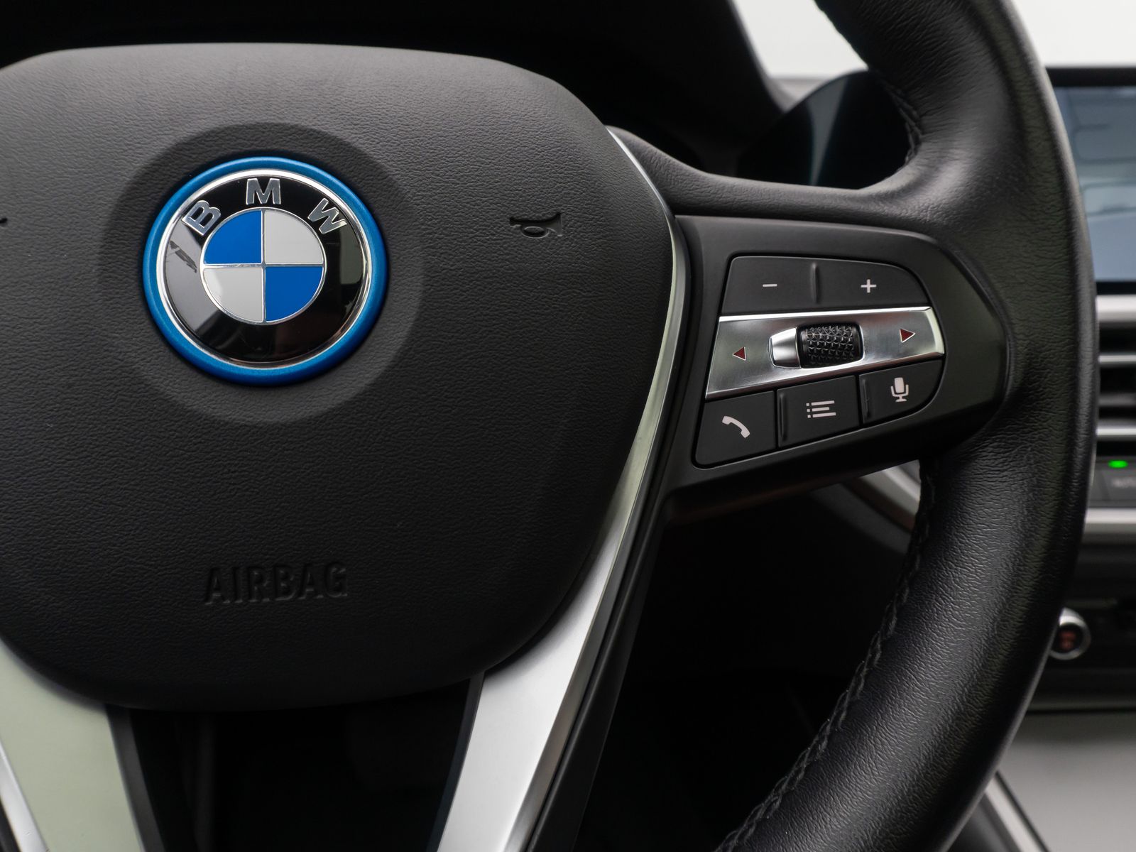 Fahrzeugabbildung BMW 330e xD ACC HUD Kamera DAB Alarm Panorama 19Zoll