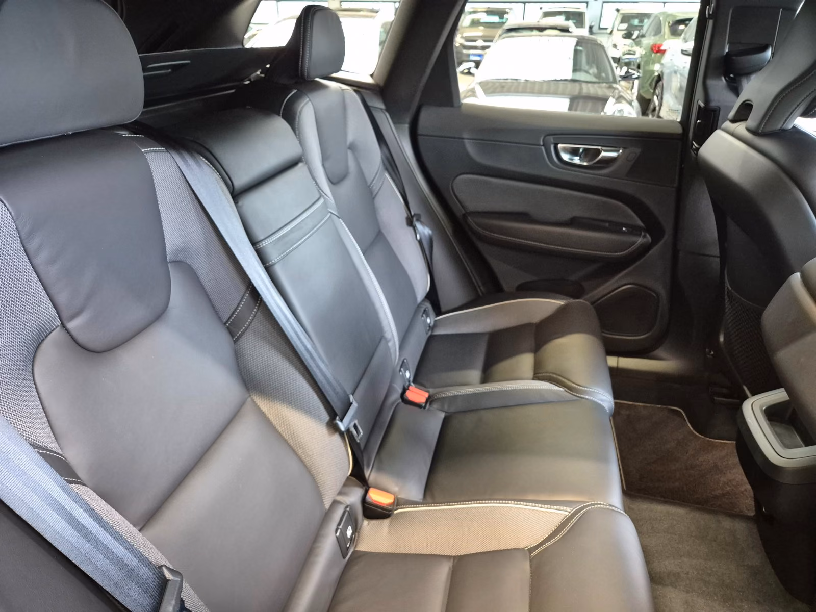Volvo XC60 R DESIGN 2.0d AWD LEDER NAVI SPUR CAMERA