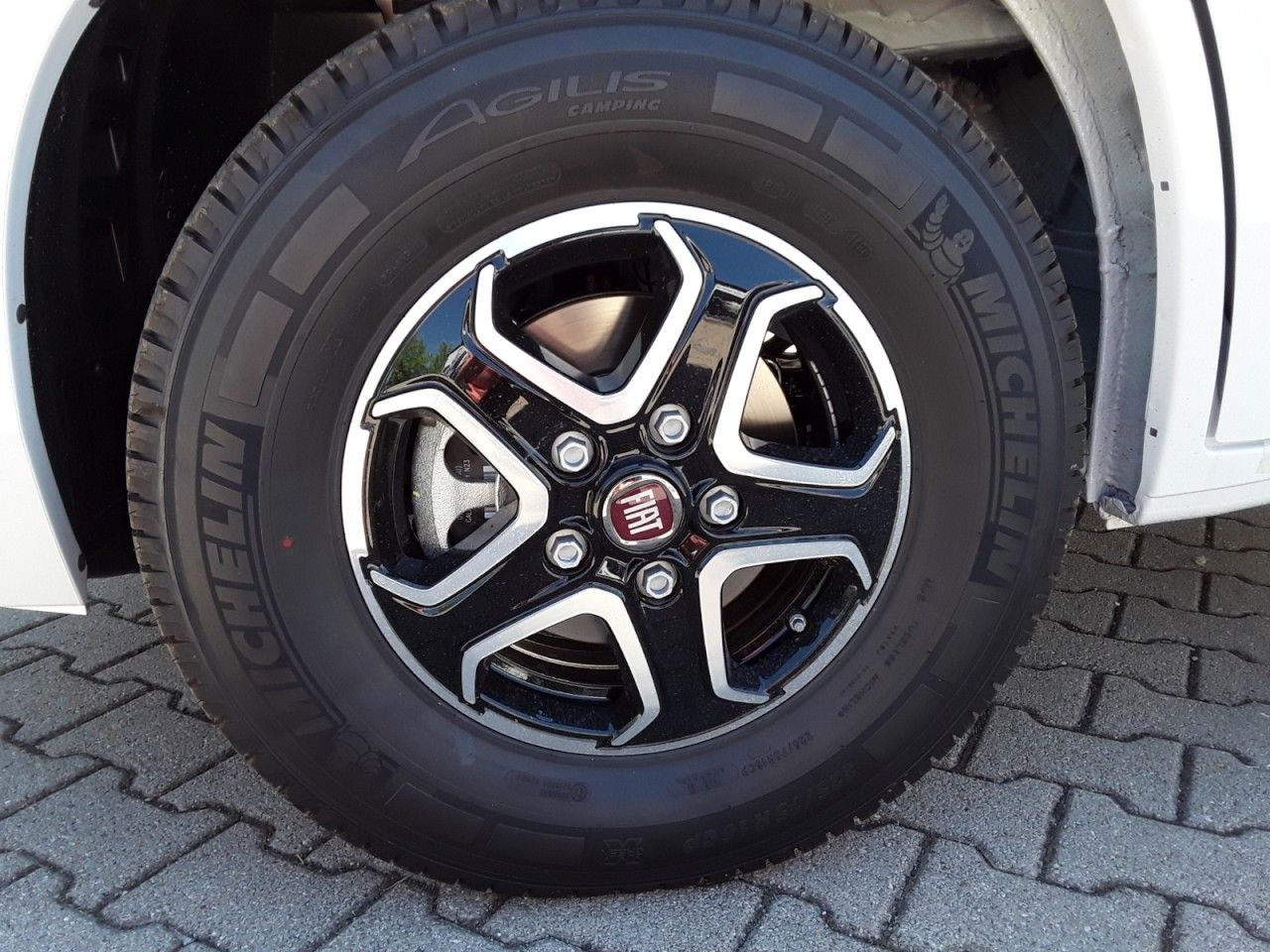 Fahrzeugabbildung Laika ECOVIP L 4009 DS Heavy Klima Radträger Face2Face