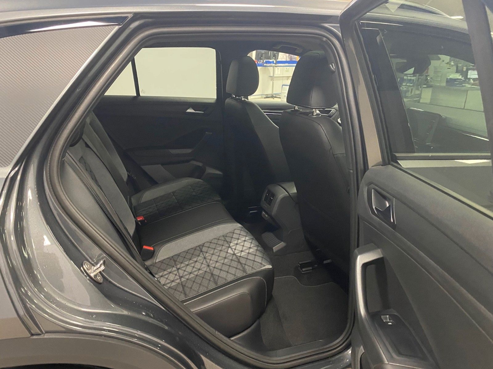 Fahrzeugabbildung Volkswagen T-Roc 2.0 TSI DSG 4MOTION R-Line+AHK+Black Style