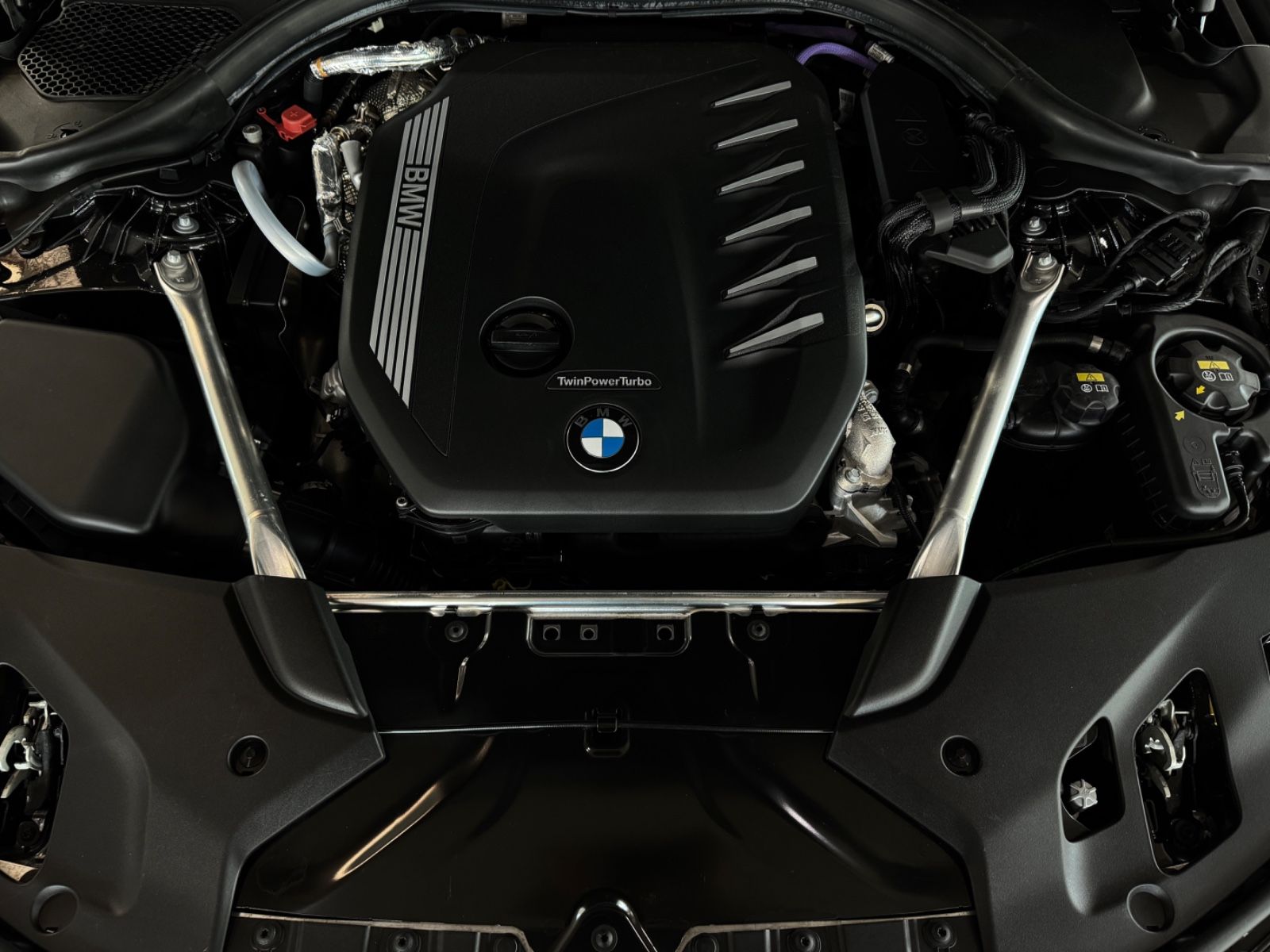 Fahrzeugabbildung BMW 530d xD M Sport Panorama Kamera HUD DAB H/K AHK