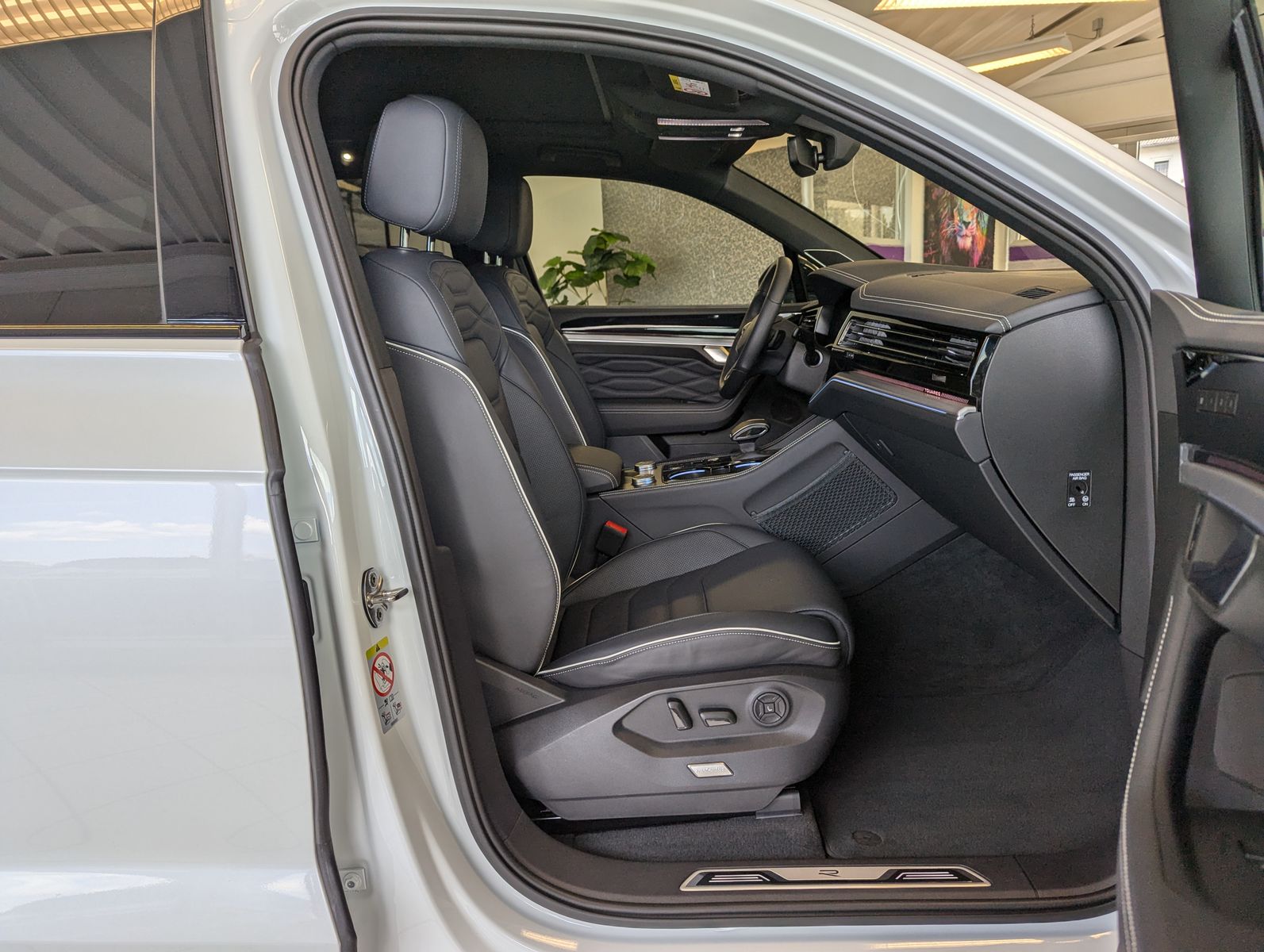 Fahrzeugabbildung Volkswagen Touareg 3.0TDI 4M R-Line VOLL Black 22" UPE 114T