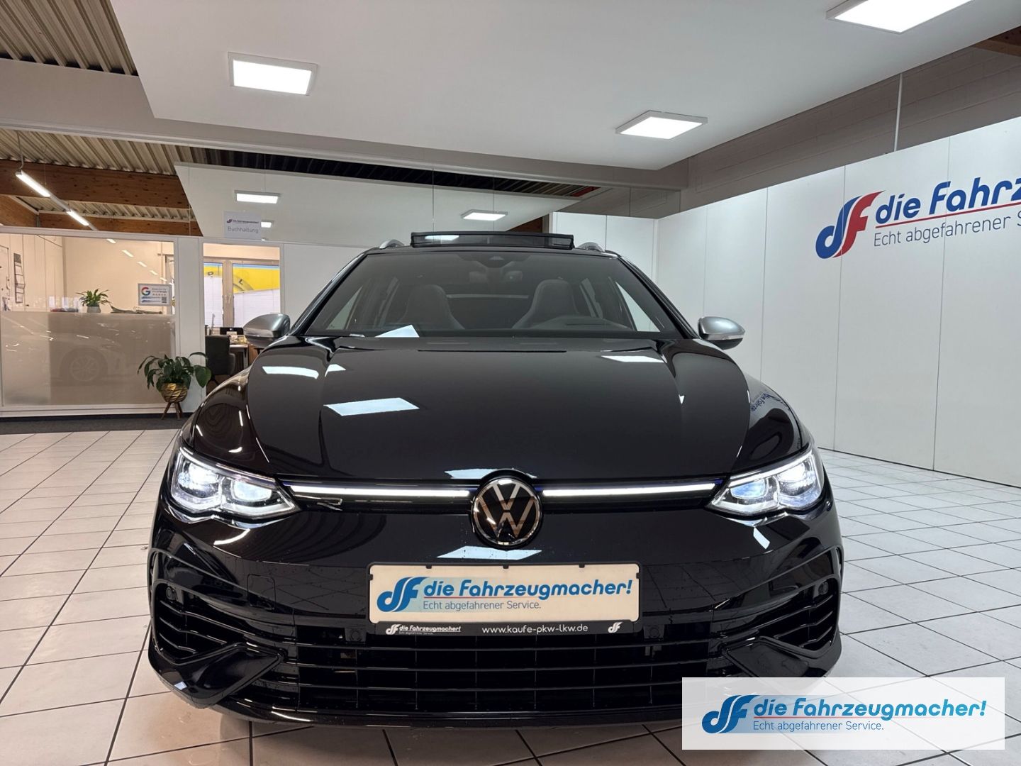 Fahrzeugabbildung Volkswagen Golf VIII Variant R Line 4Motion HUD AD AHK-klap