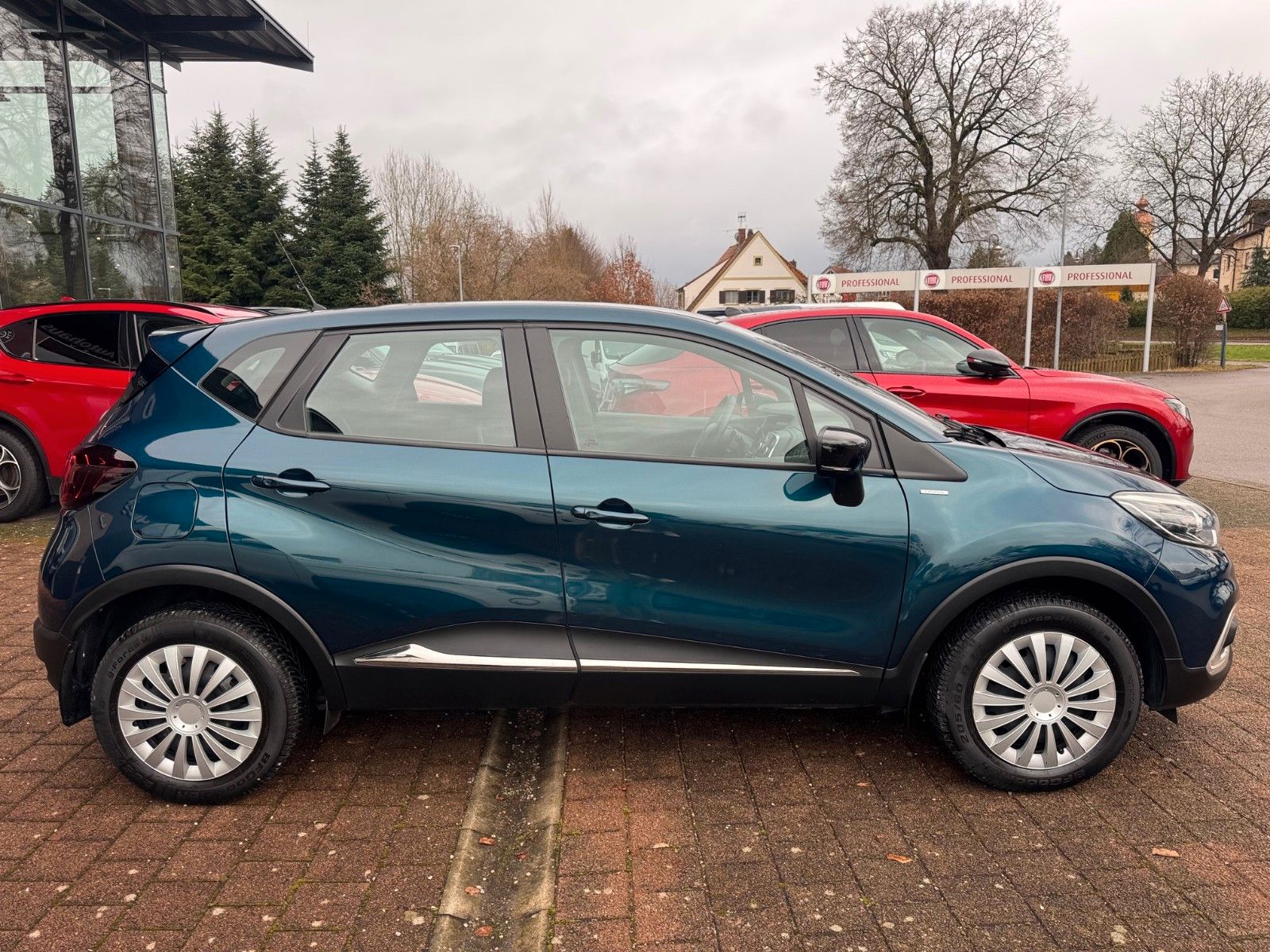 Fahrzeugabbildung Renault Captur Limited Radio Klima LED Tagfahrlicht