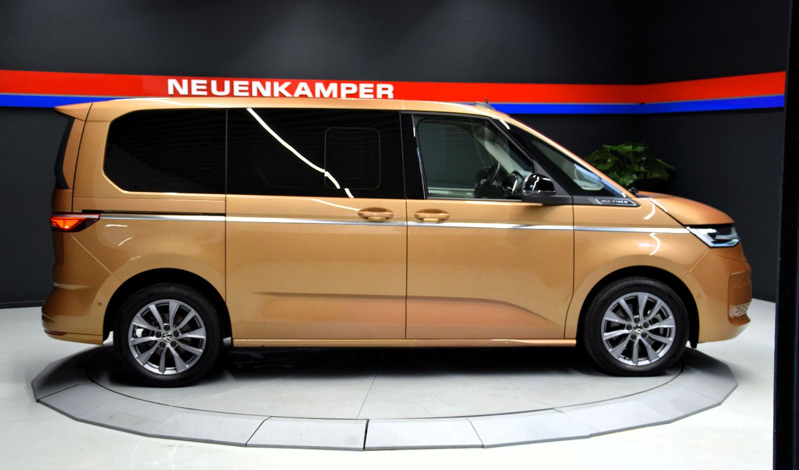 Fahrzeugabbildung Volkswagen T7 Multivan Style 7-Sitze HuD AHK Alcantara LED