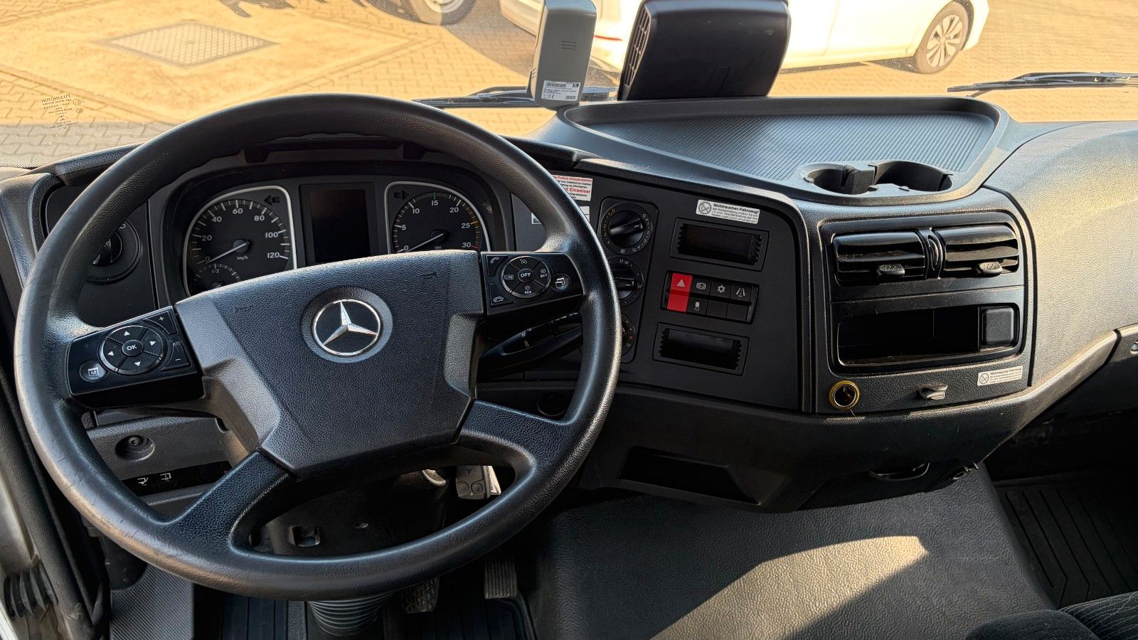 Fahrzeugabbildung Mercedes-Benz Atego 818 L