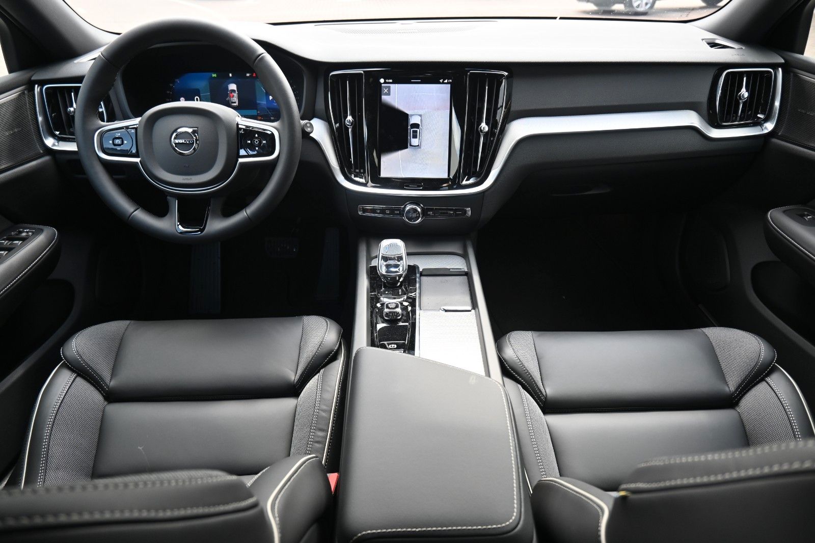 Fahrzeugabbildung Volvo V60 B4 Benzin DKG Plus Dark*FSHZG*360°*ACC*AHK