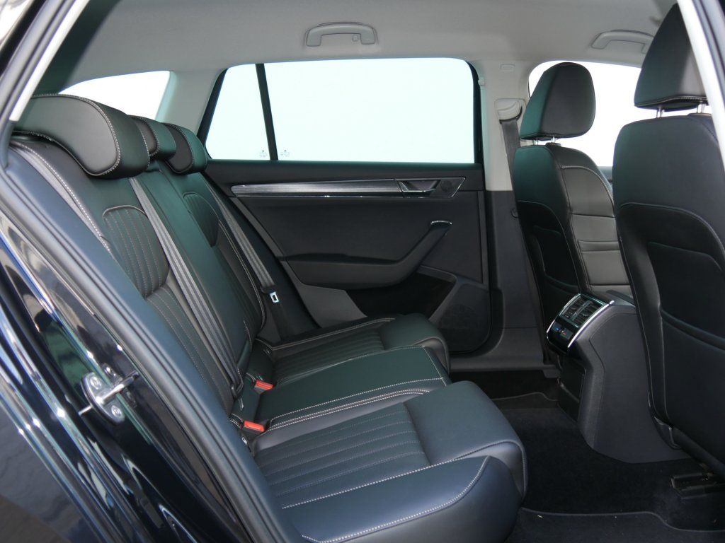 Fahrzeugabbildung SKODA Superb  2.0 TDI Premium Edition SHZ Navi PDC