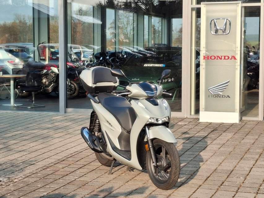 Honda SH150i mit Top Box