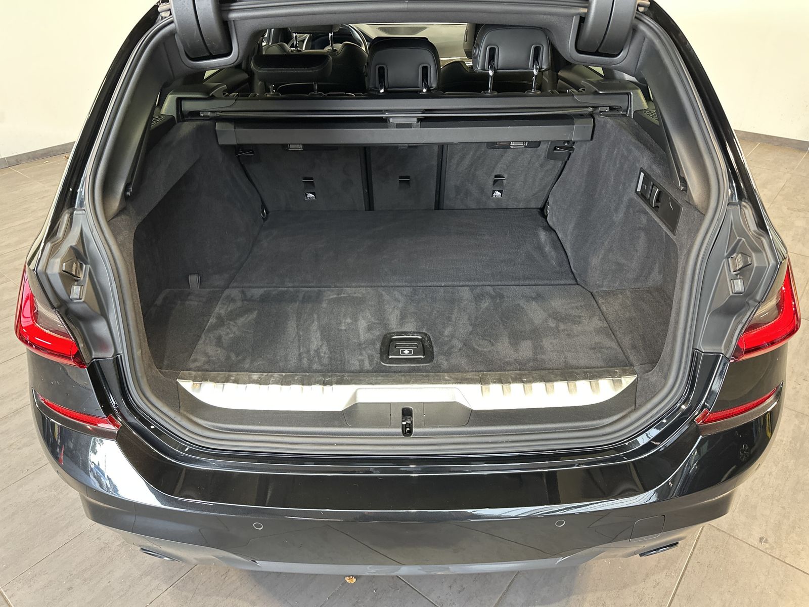 Fahrzeugabbildung BMW 330e Touring xDrive M-Sport NAV+LED+PANO+HEAD-UP