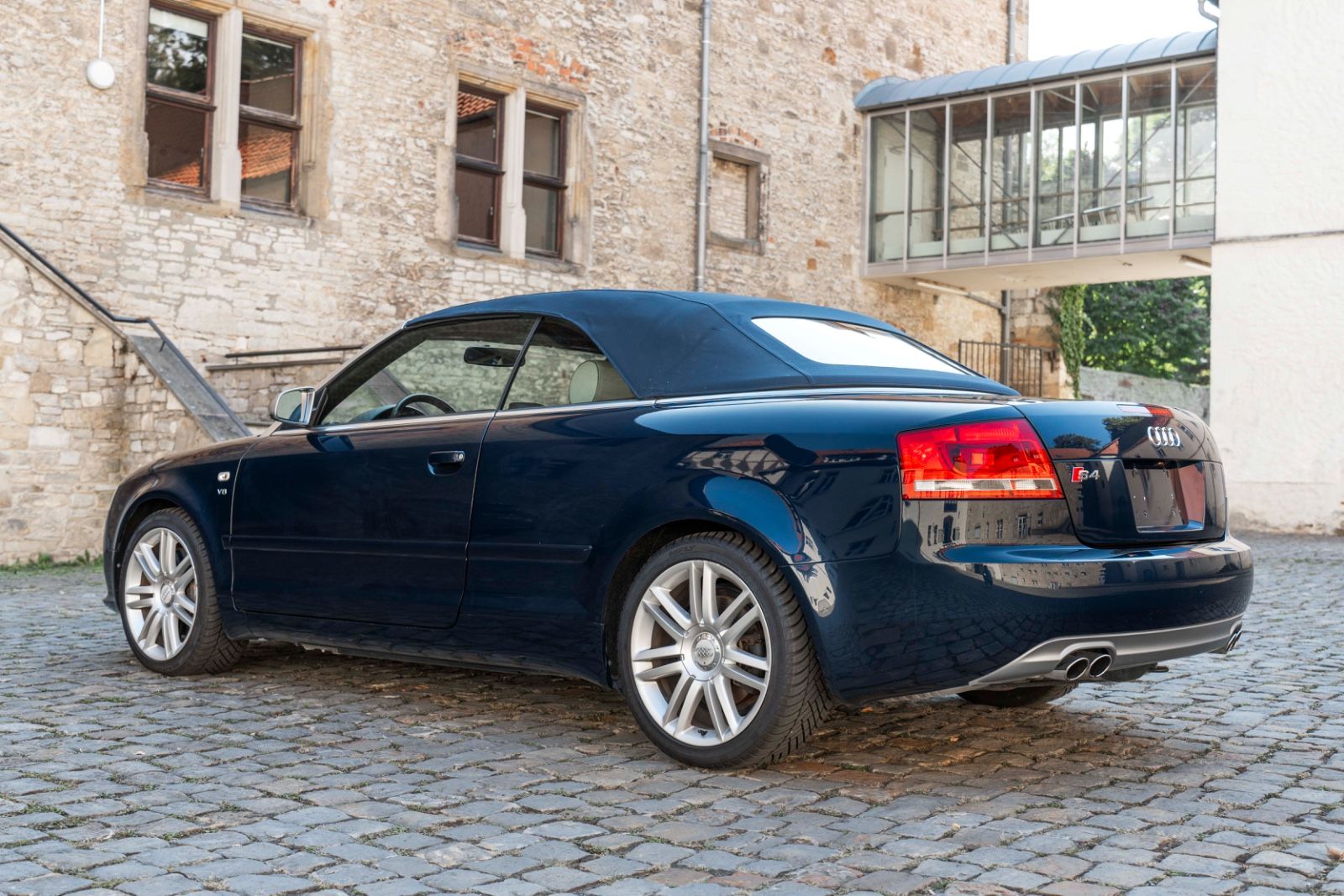 Fahrzeugabbildung Audi S4 Cabriolet 4.2 quattro TEMPOMAT M+S LEDER