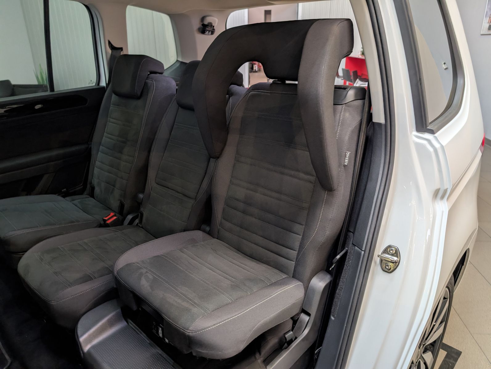 Fahrzeugabbildung Volkswagen Touran 2.0 DSG R-Line High. Pano 7-Si IQ.Dri AHK