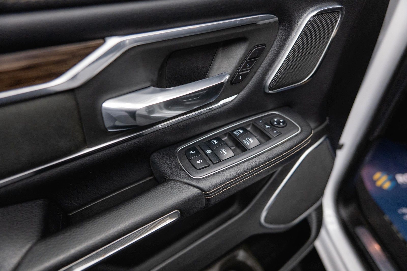 Fahrzeugabbildung Dodge RAM 5.7 V8 HEMI 4x4 LARAMIE LPG *Unfallfrei*Pano