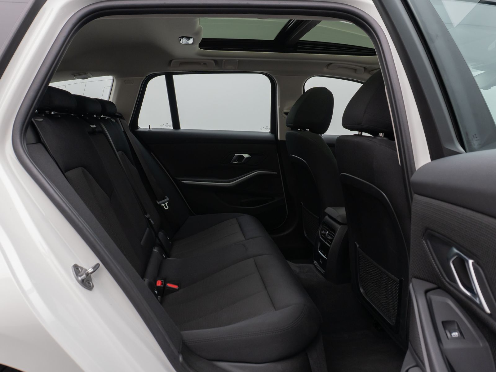 Fahrzeugabbildung BMW 320d Panorama DAB HiFi Stop&Go Alarm AHK PDC
