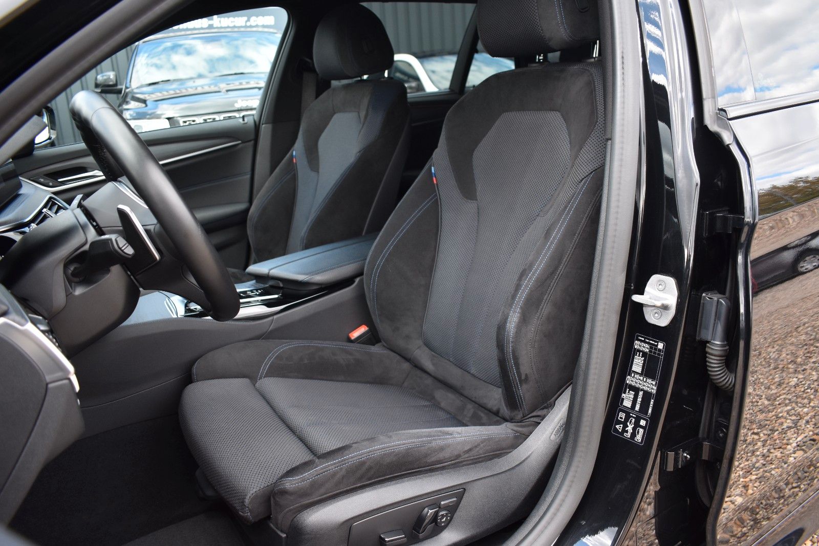 Fahrzeugabbildung BMW 530d Touring xDrive MSport LASER/HUD/KEYLESS/AHK