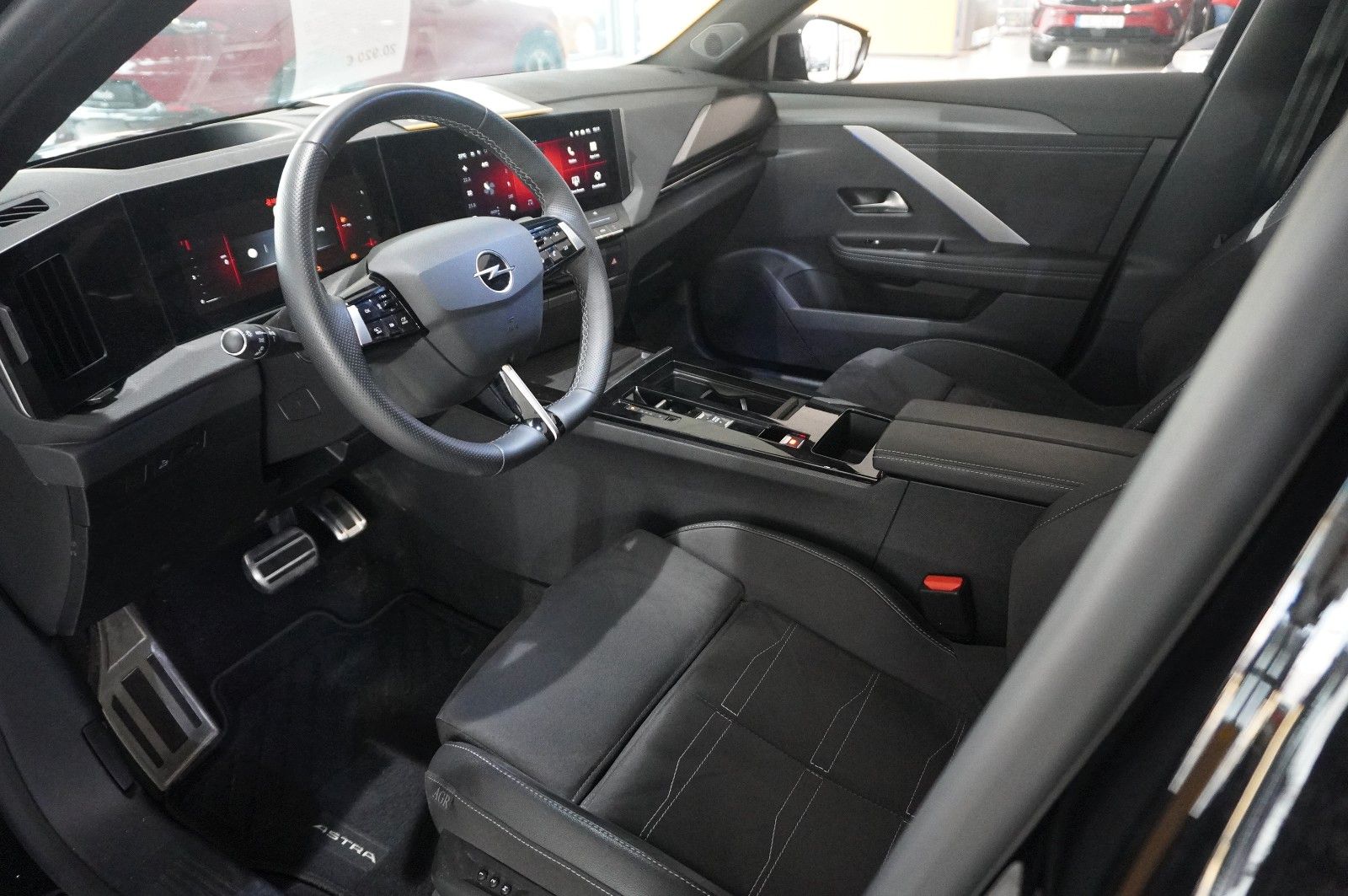 Fahrzeugabbildung Opel Astra L ST 1.2T ULTIMATE NAVI/LED/360°/VIRT/DAB+