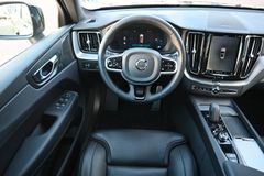 Fahrzeugabbildung Volvo XC60 B4 D AWD R-Design*STDHZG*360°*H&K*